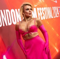 Dengan busana yang begitu terbuka dan penuh risiko, Tallia Storm nyaris mengalami malafungsi busana di premier film Elton John ini. Foto: Jeff Spicer/Getty Images