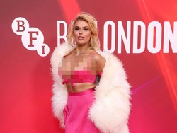 Artis Ini Nyaris Malafungsi Busana Ekpos Payudara di Premier Film Elton John