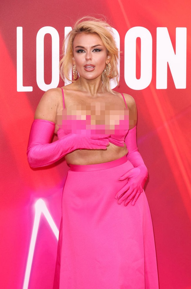 Tallia Storm tampil mencuri perhatian dengan busana pink saat menghadiri premier film Elton John: Never Too Late di 68th BFI London Film Festival, Kamis (10/10/2024). Foto: Mike Marsland/WireImage