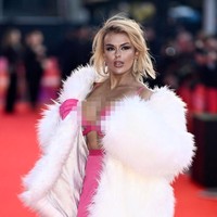 Lebih dari satu dekade berlalu, Tallia terus membangun kariernya di dunia tarik suara. Dia pun tak melupakan jasa Elton John dan menghadiri premier film dokumenter penyanyi legendaris Inggris itu, Elton John: Never Too Late. Foto: Gareth Cattermole/Getty Images for BFI