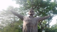 Yuri Gagarin merupakan orang pertama di luar angkasa selama 108 menit dan berhasil satu kali mengelilingi orbit bumi pada medio 1960-an. Patung tersebut berdiri di Taman Mataram sebagai pengingat hubungan antara Indonesia dan Rusia. (Lugas/detikTravel)