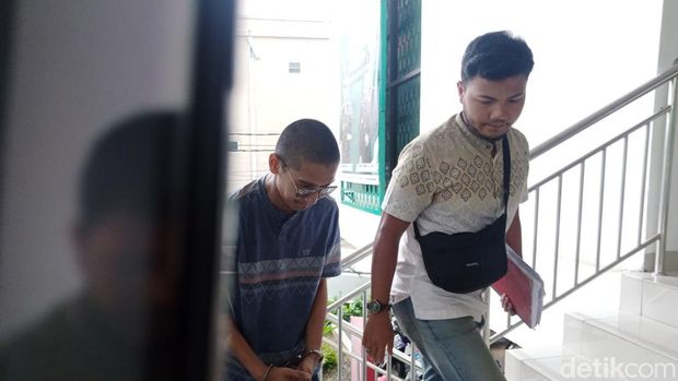 Tersangka kasus KDRT Armor Toreador diserahkan Polres Bogor ke Kejaksaan Negeri (Kejari) Kabupaten Bogor usai berkas dinyatakan lengkap atau P21. (M Sholihin/detikcom)