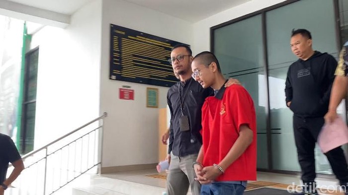 Tersangka kasus KDRT Armor Toreador diserahkan Polres Bogor ke Kejaksaan Negeri (Kejari) Kabupaten Bogor usai berkas dinyatakan lengkap atau P21. (M Sholihin/detikcom)