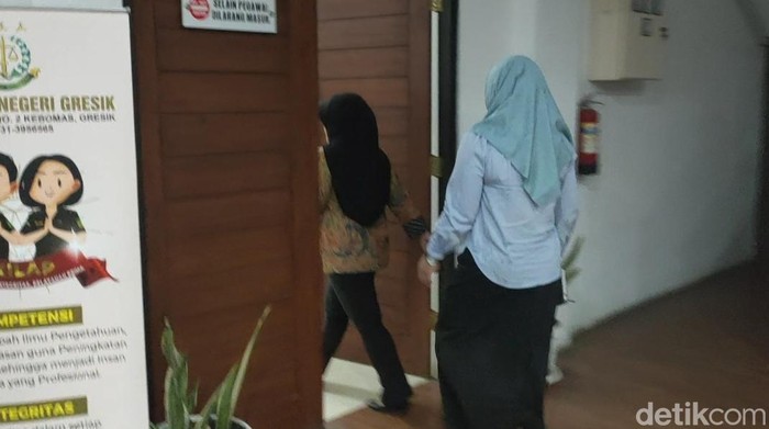 Tersangka kasus korupsi Dana Hibah UMKM tahun 2022 saat memasuki ruang penyidik Kejari Gresik