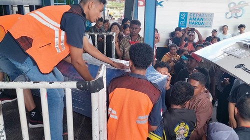 Tiga jenazah PMI yang tewas ditabrak truk di Malaysia saat tiba di Bandara El Tari Kupang, Jumat (11/10/2024). (Foto: Dok. BP3MI NTT)
