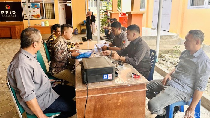 Tim Hukum Paslon nomor 2, Suwardi Haseng-Selle Ks Dalle (Sukses) saat melapor ke Bawaslu.
