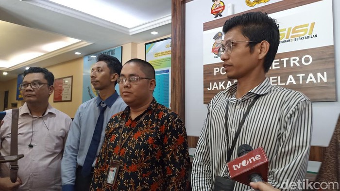 Tim kuasa hukum AAP (16), siswa Madrasah Aliyah di Tebet, Jaksel korban perkelahian hingga koma, mendatangi Polres Jaksel.