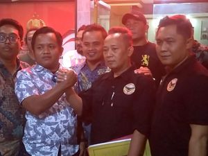 Dimediasi, Ricuh Perang Batu Pengundian Nomor Cabup Pekalongan Berujung Damai