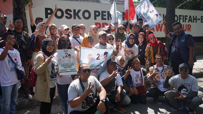 Tim Pemenangan Khofifah-Emil bersama relawan membagikan 2.000 nasi bungkus di momen Jumat Berkah.