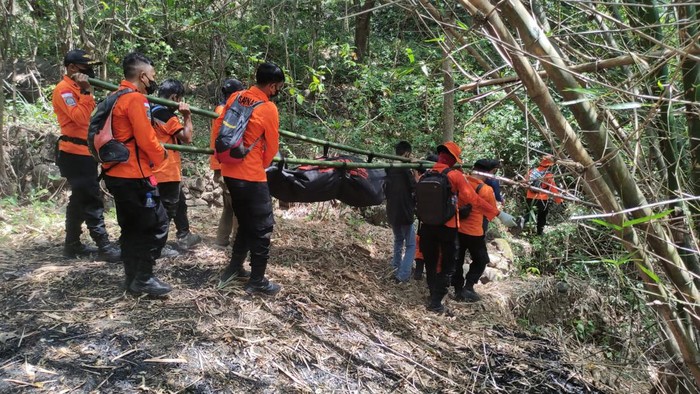 Tim SAR saat mengevakuasi jasad korban