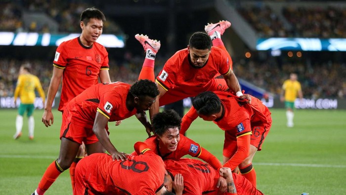 Soccer Football - World Cup - Asian Qualifiers - Third Round - Group C - Australia v China - Adelaide Oval, Adelaide, Australia - October 10, 2024 Chinas Xie Wenneng celebrates scoring their first goal with teammates Matt Turner/AAP Image via REUTERS     ATTENTION EDITORS - THIS IMAGE WAS PROVIDED BY A THIRD PARTY. AUSTRALIA OUT. NEW ZEALAND OUT