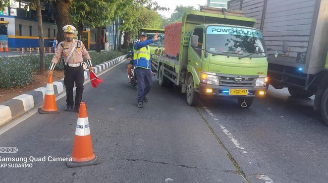 Truk Tabrak Separator Busway di Jl S Parman Arah Slipi