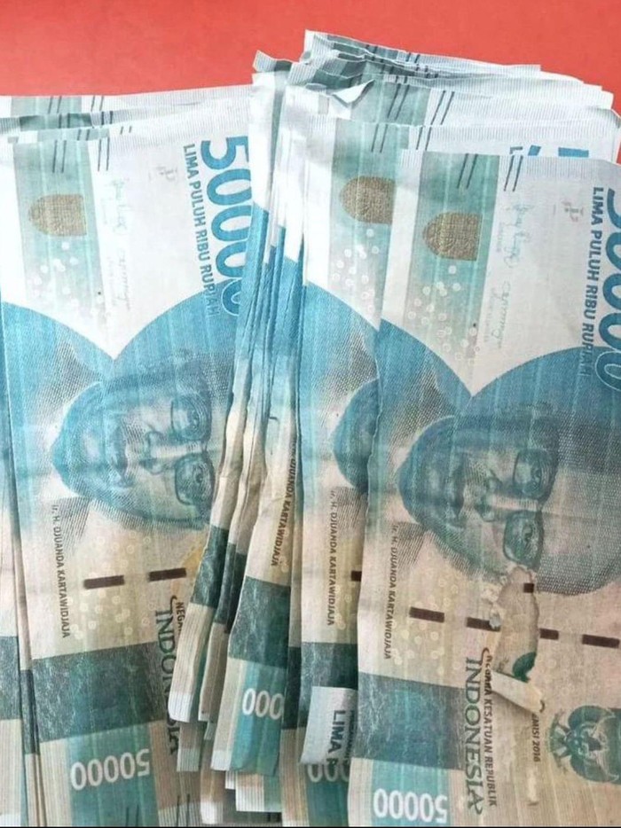 Uang palsu yang digunakan untuk transaksi secara tunai melalui agen bank di Pandak, Bantul.