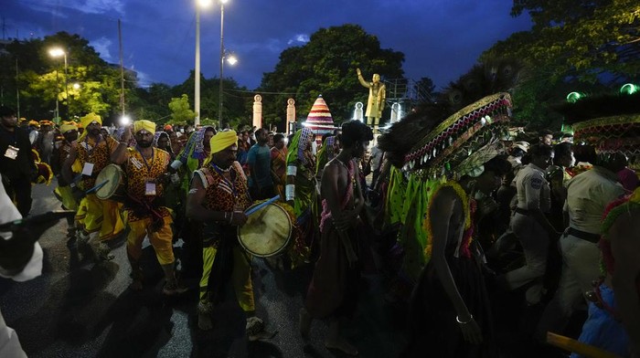 Umat Hindu India Rayakan Awal Musim dengan Festival Bathukamma Bathukamma adalah festival yang dirayakan di negara bagian Telangana dan Andhra Pradesh. Festival ini merayakan awal musim yang disebut 'Sarad' atau 'Sharath Ruthu'.