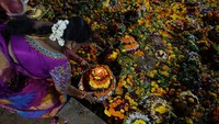 Bunga liar berwarna-warni, yang sedang musim, yang digunakan untuk membuat Bathukamma pada hari-hari berikutnya dikumpulkan oleh para pria dari jauh dan luas. Patung simbolis Dewi Parvati atau Gauri, terbuat dari kunyit, dan berbentuk seperti bola ditempatkan di dalam tumpukan bunga. Ini disebut Guramma.