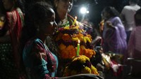 Umat Hindu membawa Bathukammas, rangkaian bunga yang melambangkan pemberi kehidupan selama festival Bathukamma yang didedikasikan untuk dewi Hindu Gauri di Hyderabad, India, Kamis (10/10/2024).