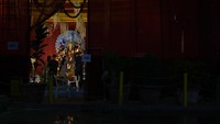 Selama festival berlangsung, tumpukan bunga disusun menyerupai gopuram sebuah kuil. Tumpukan bunga tersebut terbuat dari tujuh lingkaran konsentris yang dibuat dengan bunga-bunga obat dan bunga musiman. Hal ini dilakukan untuk memanjakan Dewi yang diyakini menyukai bunga.