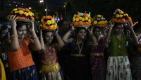 Wanita dihormati selama festival ini. Festival ini dirayakan oleh para wanita yang mengenakan pakaian terbaik mereka dengan perhiasan yang serasi.