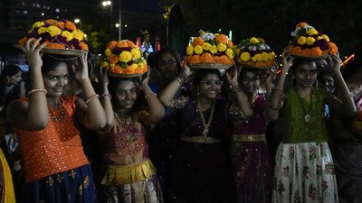 Melihat Perayaan Festival Bathukamma di Hyderabad India