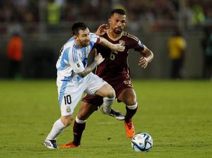 Messi Keluhkan Lapangan Becek usai Argentina Ditahan Imbang Venezuela