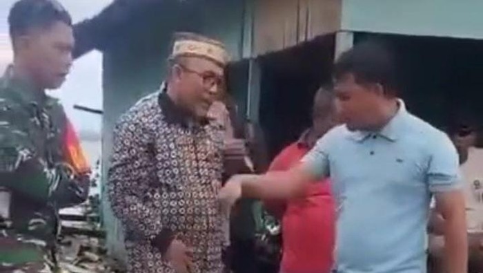 Viral Kades Ilangata di Gorontalo Utara, Sumarjin Moohulao (baju biru) mengusir Camat Anggrek, Yusuf Abdullah Hasan (batik).