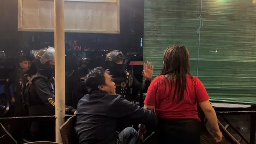 Wanita pengendara motor di Mamuju mengamuk usai menabrak mobil.