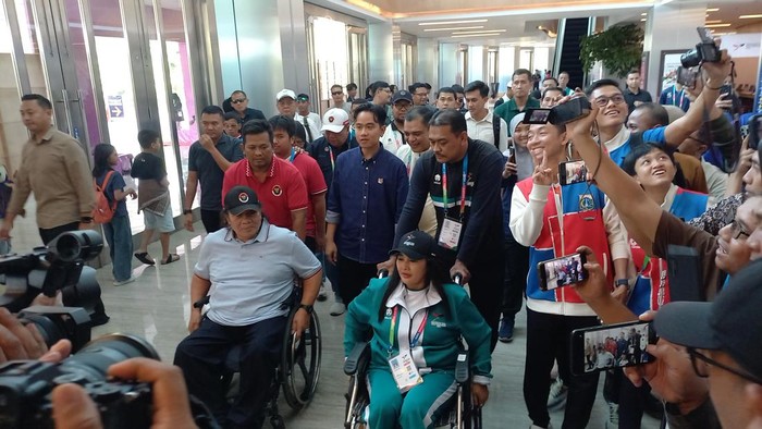 Wapres terpilih Gibran Rakabuming di Edutorium UMS Solo, Jumat (11/10/2024).