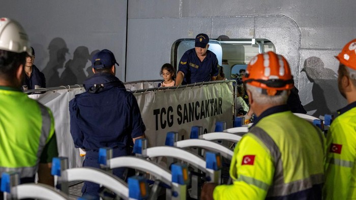Warga Turki yang Dievakuasi dari Lebanon Tiba di Pesisir Mediterania Turkish naval ship TCG Sancaktar carrying people evacuated from Lebanon arrives at a port in Turkey's Mediterranean coastal province of Mersin, Turkey, October 11, 2024. REUTERS/Umit Bektas