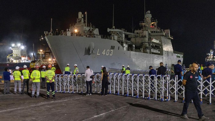 Warga Turki yang Dievakuasi dari Lebanon Tiba di Pesisir Mediterania Turkish naval ship TCG Sancaktar carrying people evacuated from Lebanon arrives at a port in Turkey's Mediterranean coastal province of Mersin, Turkey, October 11, 2024. REUTERS/Umit Bektas