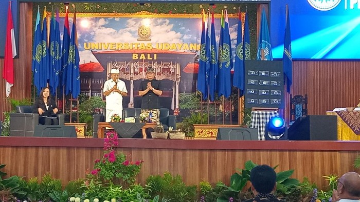 Calon gubernur Bali Wayan Koster dan calon wakil gubernur Bali Giri Prasta saat uji publik di Unud, Jimbaran, Badung, Bali, Jumat (11/10/2024).
