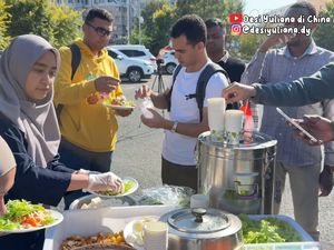 Salut! YouTuber Ini Rutin Bagikan Makanan Jumat Berkah di China