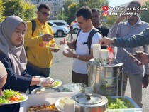 Salut! YouTuber Ini Rutin Bagikan Makanan Jumat Berkah di China