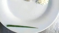 Tiru gaya penyajian makanan di restoran mewah yang sedikit, menu nasi dan ikan asin mentah ini bikin ngakak. Foto: Site News