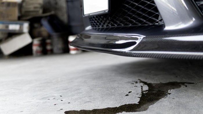 Cara Ampuh Bersihkan Noda Bekas Oli di Lantai Carport, Gampang!