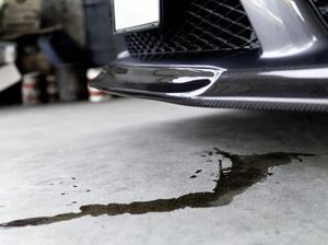 Cara Ampuh Bersihkan Noda Bekas Oli di Lantai Carport, Gampang!