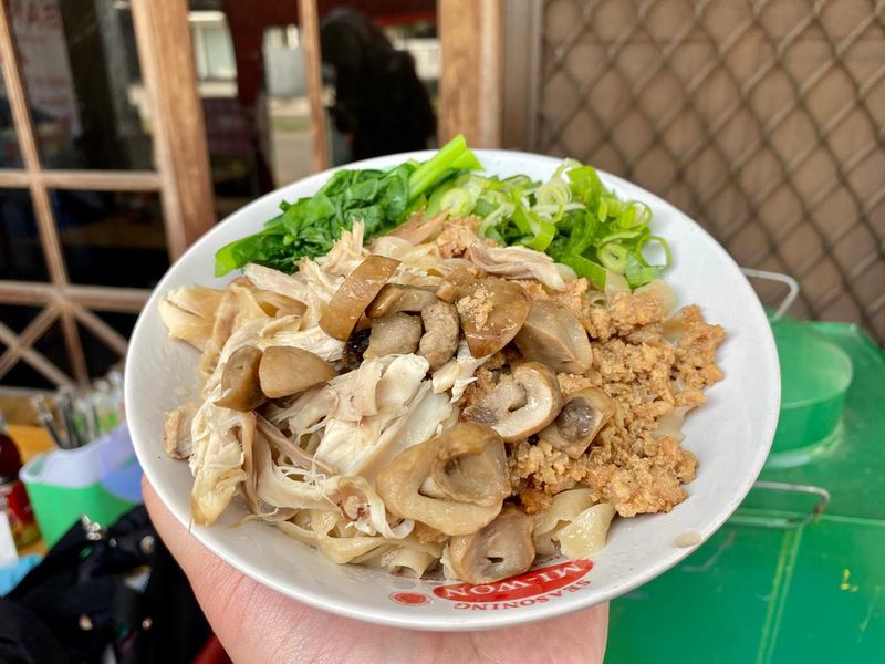 5 Rekomendasi Mie Lebar Topping Bakso Ikan hingga Suikiaw yang Mantul