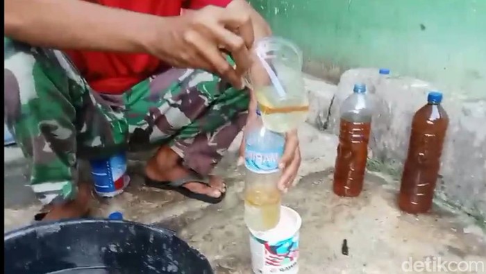 Air sumur warga Wadu Mbolo yang tercemar, berbau minyak dan berwarna kuning pucat, Sabtu, (12/10/2024). (Dok. Rafiin/detikBali)