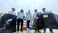 Sejumlah relawan melakukan edukasi pengelolaan sampah saat event Jakarta Running Festival 2024 di Istora Senayan, Jakarta, Sabtu (12/10).
