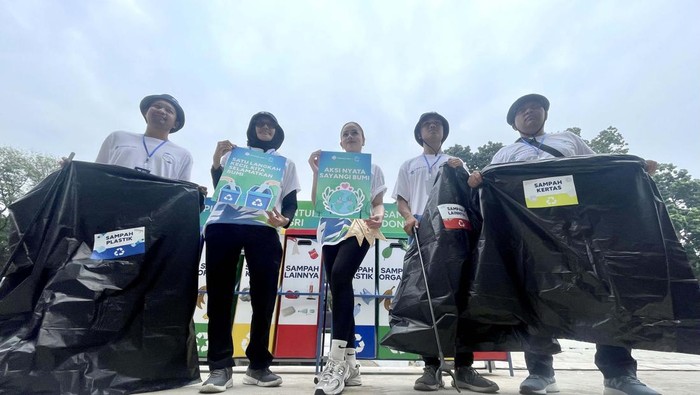 Aksi Para Relawan Edukasi Memilah Sampah Sejumlah relawan melakukan edukasi pengelolaan sampah saat event Jakarta Running Festival 2024. Mereka menyerukan pentingnya memilah sampah.