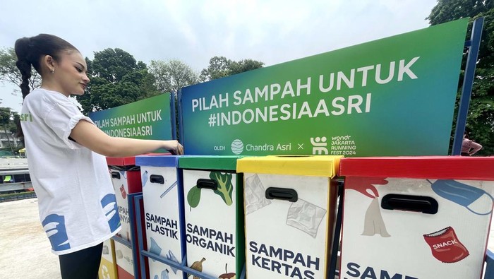 Sejumlah relawan melakukan edukasi pengelolaan sampah saat event Jakarta Running Festival 2024. Mereka menyerukan pentingnya memilah sampah.
