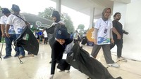 Mereka juga melakukan aksi operasi semut untuk membersihkan sampah yang tercecer.