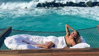 Lihat nih senyumnya rebahan sembari menikmati keindahan laut Maldives.