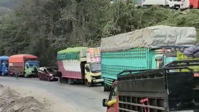 Antrean kendaraan di Tompo Ladang