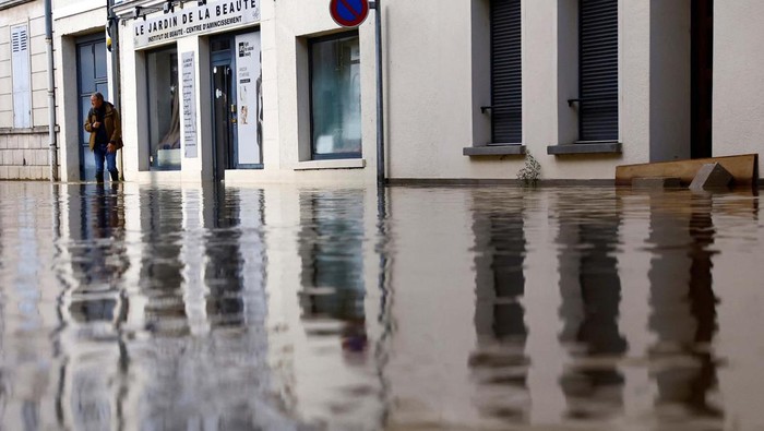 A drone view shows French firefighters evacuating residents by boat from a flooded area in Crecy-la-Chapelle, Seine-et-Marne department, after heavy rain and the passage of the storm Kirk caused flooding over the country, France, October 11, 2024. REUTERS/Antony Paone