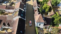 Pemandangan drone menunjukkan petugas pemadam kebakaran Prancis mengevakuasi korban banjir dengan perahu di Crecy-la-Chapelle, Prancis, Jumat (11/10).