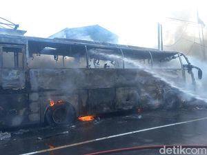 Bus Medali Mas Ludes Terbakar di Jalan Poros Nasional Lamongan