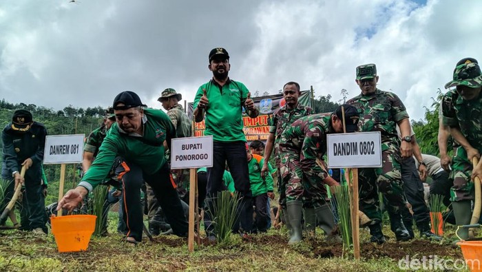 Cabup Ponorogo nomor urut 1 Ipong Muchlissoni.
