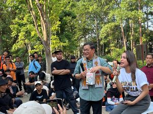 Pramono Anung Diberi Boneka Labubu saat Kampanye di Tebet Eco Park