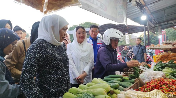 Cagub Jatim nomor urut 2 Khofifah blusukan di Pasar Templek Kota Blitar.
