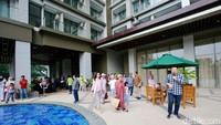 Silakan nikmati semua fasilitas luxury yang tersedia di apartemen sekelas hotel bintang lima ini, kata Antony saat acara seremonial penyerahan kunci Apartemen Tower C Trans Icon yang berlokasi di Cibubur, Jawa Barat.